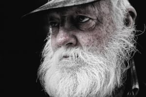 el viejo de arriba, quizá el hermano de Fidel Castro